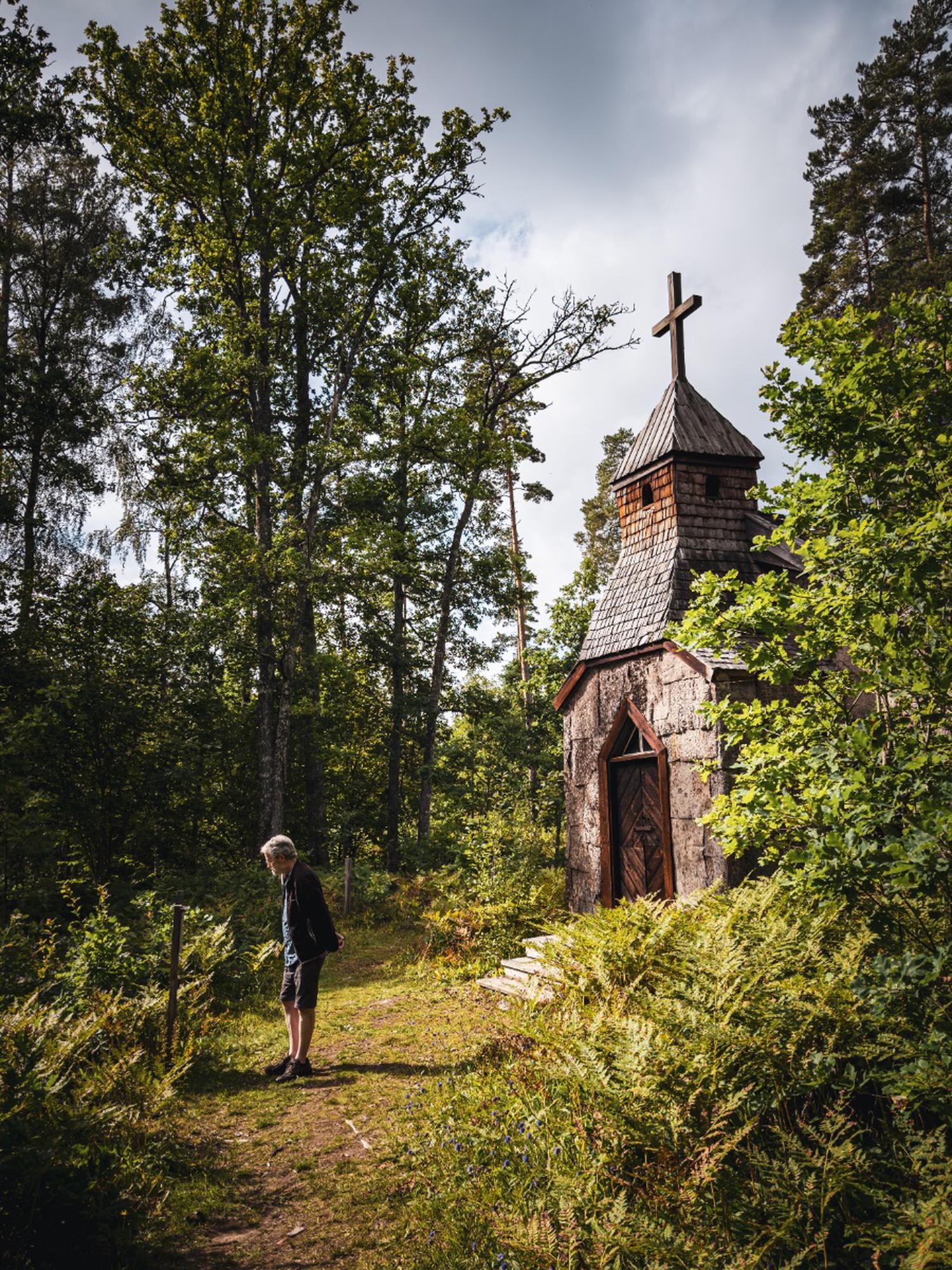 Dad at the chapel in [Braås Park](https://www.naturkartan.se/en/kronobergs-lan/vandringsled-braas-park)